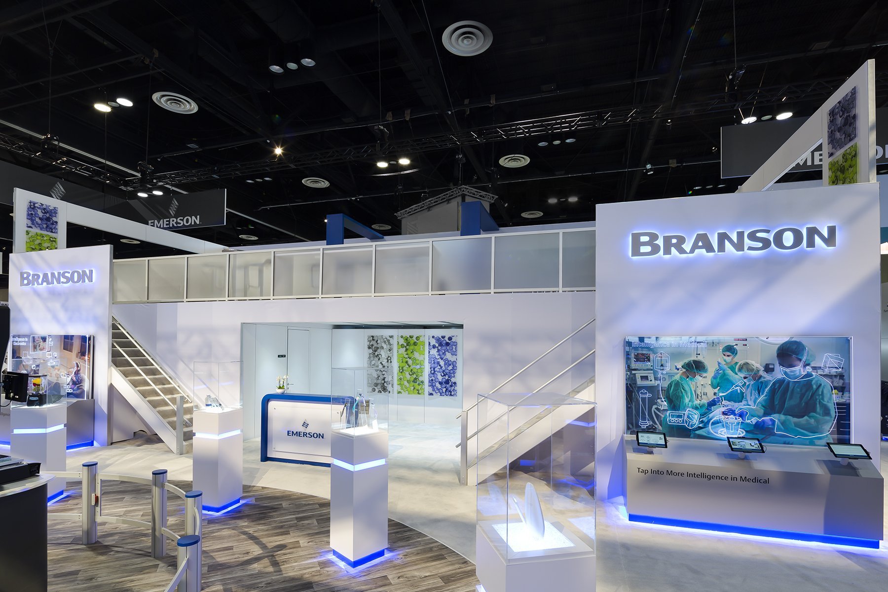 How to create a visually engaging trade show booth