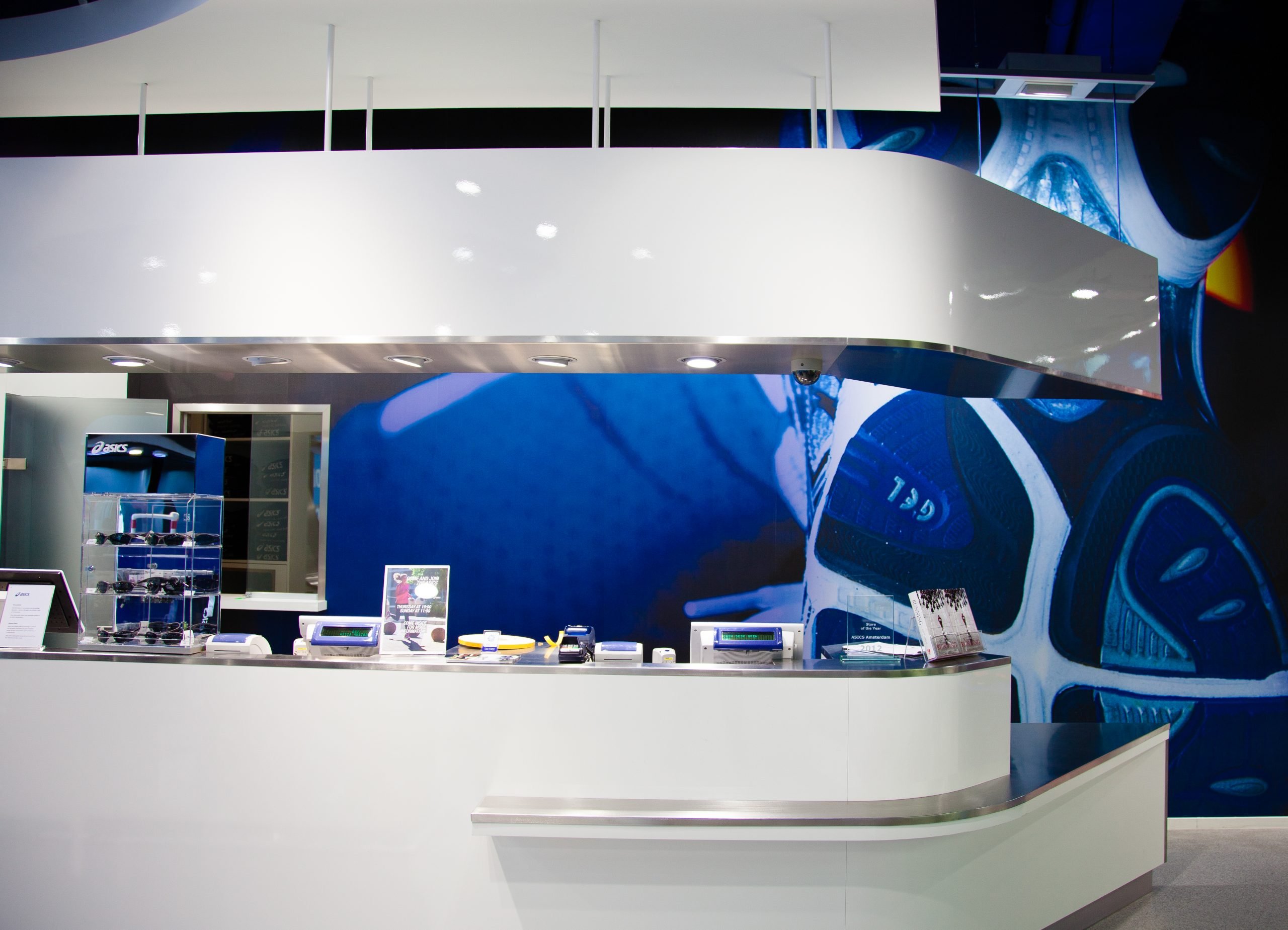 ASICS POP UP SHOP VanStraaten